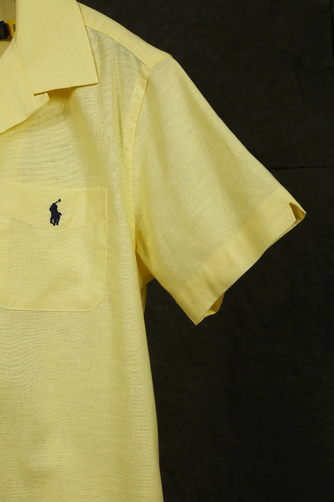 P230 Actual photo [High-end quality] Style number: 25055# Color: Navy blue/off-white/ice blue/light pink/chicken yellow/khaki Size: S to XL - Ralph Lauren/Ralph Lauren 25SS Summer popular high-quality old money style Cuban collar pocket style short-sleeved linen couple shirt - ingeniously restored 95% cotton blended bamboo linen, pre-washed, tight and soft texture ✅ - 100% restored workmanship Complete professional shirt with embedded clips in bifurcated sleeves, top button earrings ✅ - Custom dyed original pearlescent white buttons with different sizes ✅ - Special shaped chiffon foil inside the collar door tube, which is not easy to deform and pull ✅ - Ralph Lauren/linen pocket style short-sleeved shirt. It is different from the classic style and has a niche style. It perfectly combines comfort and high-end. An indispensable piece in summer. It is both cool and textured. It is the king of ins style with every snap. It can be used for commuting and vacationing. There’s no pressure to switch between different styles, and the classics never go out of style.